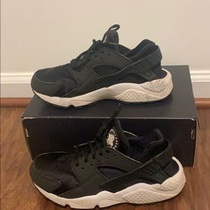 Black and white nike huaraches